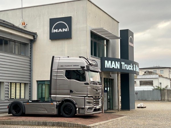 MAN TGX Truckers' Edition u vchodu do servisu